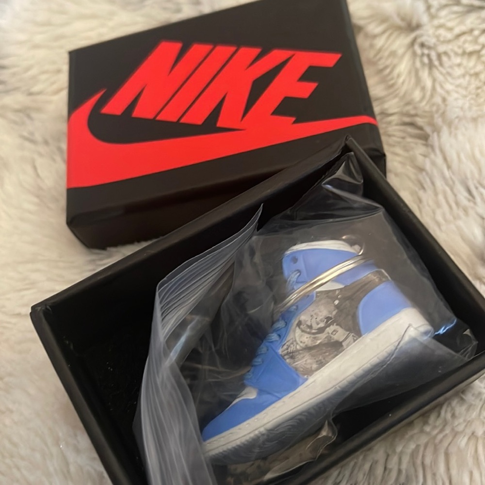 Air Jordan I Mid “Last Shot” Keychain - Picture 9 of 9